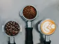 Ziarna kawy, mielona kawa i latte art. Dylemat: kawa z cukrem czy bez?