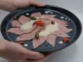 Vitello Tonnato: hauchdünne Scheiben Kalbfleisch, belegt mit cremiger Thunfischsauce, Kapern und roten Kaviar-Kügelchen.