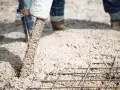 Beton wylewany na zbrojenie. Zastanawiasz się, wylewka betonowa ile na m2? To kluczowe pytanie przy planowaniu budowy.