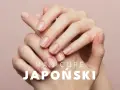 Delikatne dłonie z naturalnym połyskiem paznokci. Choć manicure japoński wady ma niewielkie, warto o nich wiedzieć przed zabiegiem.