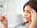 Kobieta zamyślona trzyma test ciążowy. Czy to będzie allo mlr?