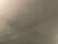 Ett flammigt tak efter målning, med synliga penseldrag och en textur som påminner om sand.