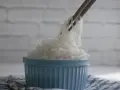 Patyczki podnoszą kłębek przezroczystego makaronu konjac z niebieskiej miseczki. To zdrowe danie, które warto wypróbować!