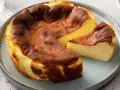 Spękany sernik baskijski, z lekko przypieczoną skórką. Czy to wina temperatury, czy składników?
