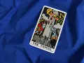 Karta **wieża tarot** przedstawia płonącą wieżę, z której spadają ludzie. Symbolizuje nagłe zmiany i destrukcję.
