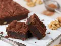 Saftige Brownies, perfekt für ein einfaches brownie rezept. Mit Nüssen und einem Hauch Kakao.