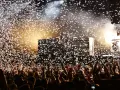Tłum szaleje przy muzyce disco polo do tańca, a z góry sypie się konfetti.