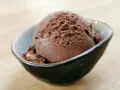 Eine Kugel schokoladiges Gelato, perfekt zum gelato selber machen.