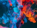 Nuvole di inchiostro blu e arancione si fondono in un vortice dinamico, evocando la potenza del colore nel cinema.