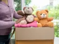 Dwa pluszowe misie i ubranka w kartonie. Zastanawiasz się, gdzie oddać pluszowe zabawki? Ta paczka czeka na nowy dom.
