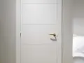 Puerta lacada en blanco con tirador dorado. Aprende como limpiar puertas lacadas en blanco para mantenerlas impecables.
