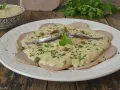 Vitello tonnato veloce: fettine di arrosto di vitello con salsa tonnata, capperi, acciughe e prezzemolo tritato.