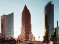 Moderne Architektur am Potsdamer Platz: Ein Blick auf die Skyline mit dem markanten roten Turm und dem gläsernen Sony Center.