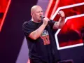 Tomasz Olejnik śpiewa z podniesioną pięścią, symbolizując siłę proletariatu.