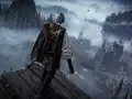 Un cazador de the duskbloods observa una ciudad gótica envuelta en niebla, con cuervos volando sobre las torres.