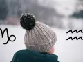 Znak Koziorożca i Wodnika, symbolizujące osoby urodzone w styczniu. Dziecko w zimowej czapce na tle śnieżnego krajobrazu.