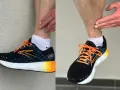 Ból piszczeli? Fizjoterapia może pomóc. Dwa ujęcia biegacza w butach Brooks, z dłonią dotykającą łydki, sugerujące problem.