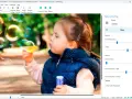 Dziewczynka dmucha bańki. Program Easy Photo Unblur pomaga jak wyostrzyć zdjęcie, oferując opcje redukcji rozmycia i poprawy detali.
