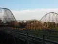 Drewniane kolejki górskie w Heide Park to niesamowite atrakcje. Widok zapiera dech w piersiach!