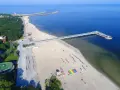 Kołobrzeg oferuje wiele atrakcji dla dorosłych: szeroka plaża, molo, deptak i zieleń. Idealne miejsce na relaks i wypoczynek.