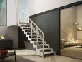 Scala moderna con gradini in legno e ringhiera bianca. Le sue scale misure sono perfette per un design minimalista.