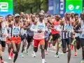 Corredores compiten en uno de los maratones mas importantes del mundo. Eliud Kipchoge lidera el grupo.