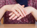Dłonie z naturalnym, zdrowym blaskiem paznokci, efekt japońskiego manicure. Delikatne, zadbane paznokcie.