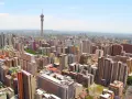 Widok na Johannesburg z wieżą Hillbrow Tower. Miasto tętni życiem, a pytanie "czy Johannesburg jest bezpieczny" pozostaje otwarte.