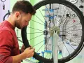 Meccanico controlla la gomma di una ruota da 16 pollici, pensando a che gomme posso montare su cerchi da 16.