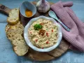 Cremiger Dattel Dip mit Brot, Knoblauch und Gewürzen. Ein leckerer Dip für jede Gelegenheit.
