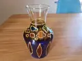 Vase en verre décoré de motifs abstraits colorés, une peinture acrylique sur verre qui évoque des vitraux.