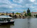 Rejs po Wełtawie w Pradze, w tle Most Karola i wieże.