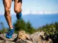 Nogi biegacza na kamienistym szlaku, przygotowującego się do ultramaratonu. Ile km jeszcze do mety?