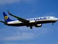 Ryanair, jedne z najlepszych linii lotniczych, w locie na tle błękitnego nieba.