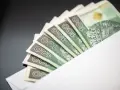 Koperta z banknotami 100 zł. Niespodziewana darowizna od obcej osoby, która wywołała uśmiech.
