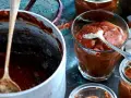 Omas schokoladenpudding mit sahne, cremig und köstlich in Gläsern serviert. Ein Löffel wartet schon.