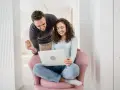 Para przygotowuje się do ślubu, korzystając z nauk przedmałżeńskich online.