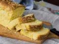 Puszyste ciasto drożdżowe babci, pokrojone w kromki, z chrupiącą kruszonką. Idealne na śniadanie.