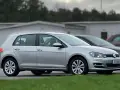 Silver Volkswagen Golf, redo kamremsbyte för att säkerställa optimal prestanda. Bilen står parkerad utomhus.
