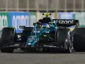 Fernando Alonso al volante de su Aston Martin, número 14, compitiendo en la pista.