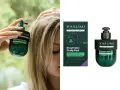 Kobieta aplikuje na skórę głowy peeling enzymatyczny Yasumi. To doskonały peeling do skóry głowy, który odżywia i oczyszcza.