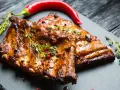 Soczyste żeberka w sosie, z chili i tymiankiem. Idealne przyprawy do żeberek, by nadać im wyrazisty smak.