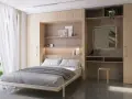 Habitaciones muy pequeñas, pero acogedoras. Cama doble con ropa de cama gris, estantes empotrados con decoración y un espejo iluminado.