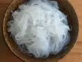 Przezroczysty makaron konjac w misce, idealny do lekkich dań.