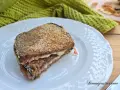 Un goloso cordon bleu di melanzane, impanato e fritto, con un cuore filante di formaggio e prosciutto.