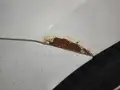 Rostfläckar på vit bil, dags att slipa rost innan det blir värre.