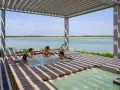 Relaks w jacuzzi z widokiem na wodę. Idealne miejsce na wakacje w Capalonga.