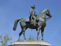Statue équestre en bronze d'un homme en uniforme militaire, rappelant le célèbre Marengo, cheval de Napoléon.