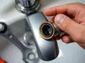 Jak założyć uszczelki do wylewki i uniknąć przecieków w kuchni