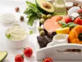 Składniki na dietę low carb: łosoś, awokado, jajka, ser, warzywa, orzechy, czekolada. Efekty diety mogą być widoczne szybko!